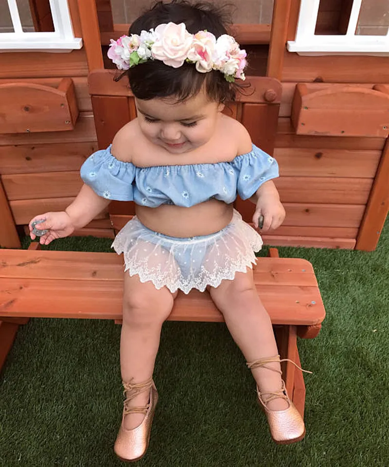 Con estampado de traje de bebé niña con volantes y pantalón floral