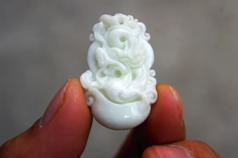 Hand-snidad - naturlig vit fluga gul jade zodiac kanin, drake, orm yupe. Amulet - Hängsmycke halsband.