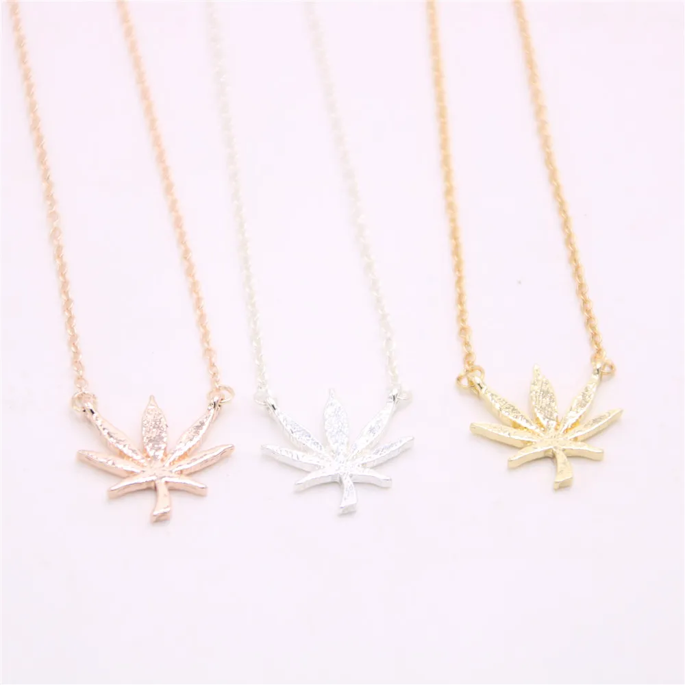 2018 Plant shape pendant necklace Maple leaf pendant necklace designed for women Retail and wholesale mix