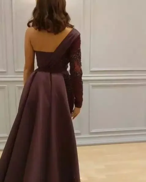 Saudi Arabic Burgundy Prom Dress Stylish Dubai One Shoulder Sexy Side Split Evening Gowns Beaded Lace Applique Sheer Long Sleeve Party Dress