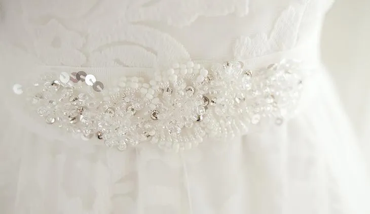 Robes de mariée robe de bal en dentelle ivoire, plus la taille sur mesure dos ouvert balayage train robe de mariée en dentelle robes de mariée ceinture étincelante