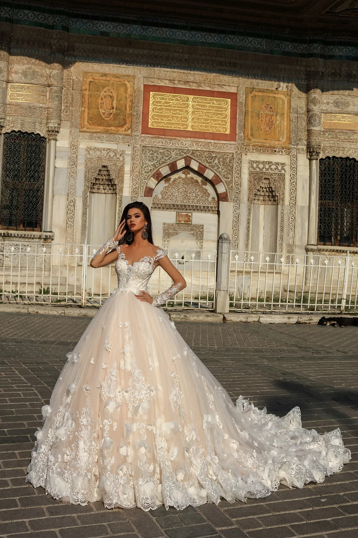 2020 Herrlicher Designer Champagne Brautkleider mit weißen Blumen 3D Illusion Bloße lange Ärmel Gericht Zug Arabisch Brautkleider