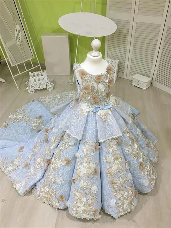 Sky Blue Ball Town Meisjes Pageant Jurken met Champagne Bloemen Kant Tiered Bloem Meisjesjurken voor Bruiloft Sweep Train Kids Prom Dress