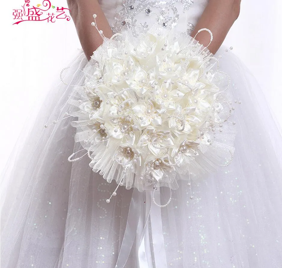 2018 Newest Wedding Bridal Bouquets with Handmade Flowers Peals Crystal Rhinestone Rose Wedding Supplies Bride Holding Brooch Bouq2920571