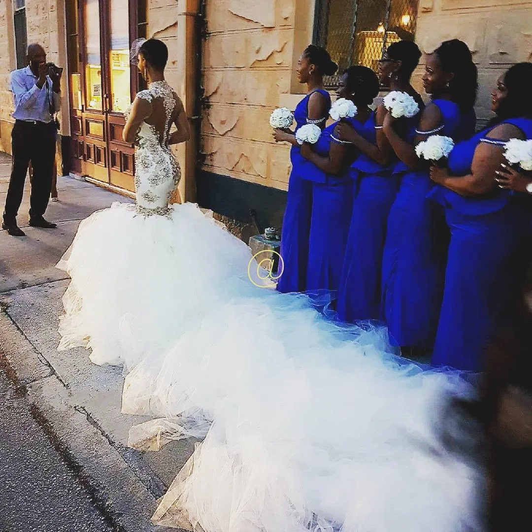 Afrika sjöjungfru bröllopsklänning med 2 meter svans hög nacke pärlor applique långa ärmar brudklänning glamorösa rena tillbaka fluffiga bröllopsklänningar