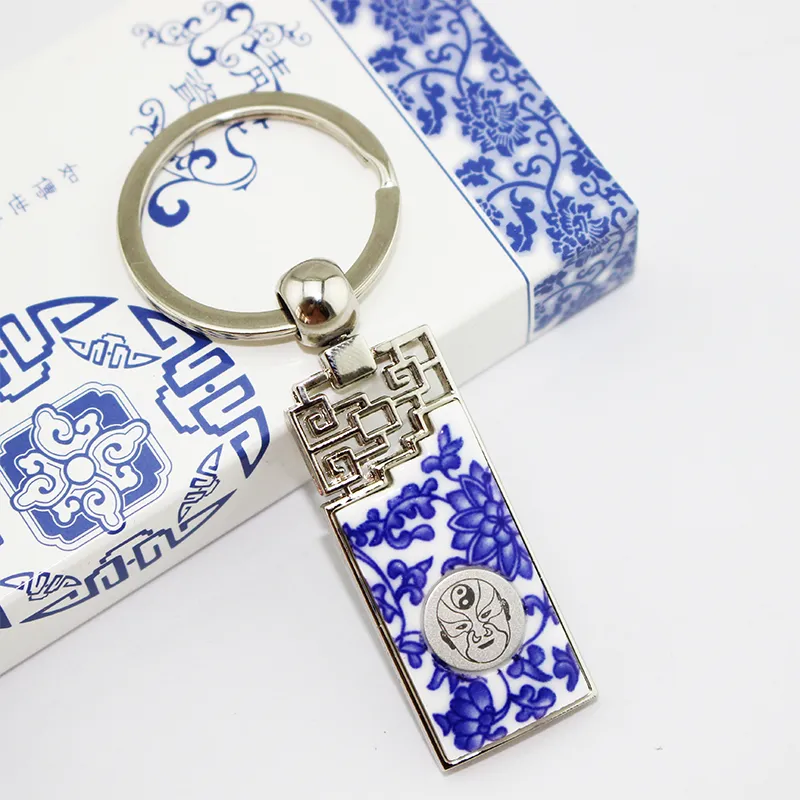 High End Chinese Natural Ceramic Keychain Presentkort Vintage Creative Blue and White Porslin Tillbehör Nyckelringar för bilnycklar