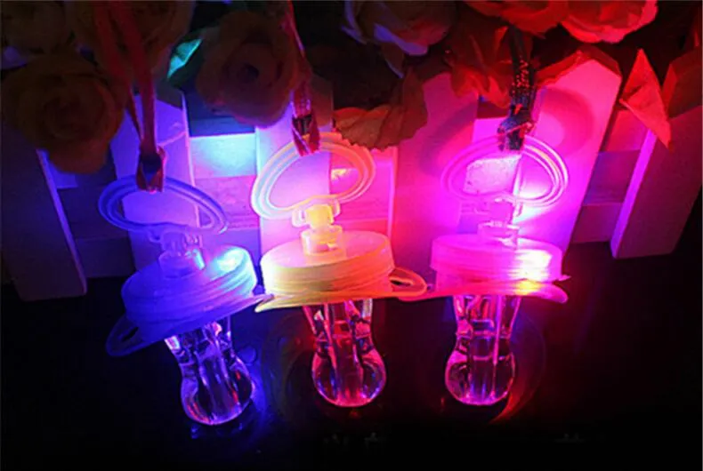 2020 neue LED-Schnullerpfeife, LED-blinkende Schnuller-Anhänger-Halskette, sanft leuchtendes Spielzeug, leuchtender RGB-Stil, 4 Farben, Blisterverpackung