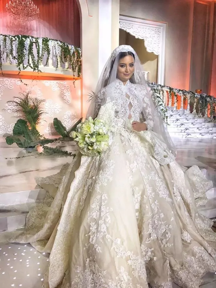 Gorgeous Dubai Królewskie Suknie Ślubne Arabskie Wysokiej Neck Długie Rękawy Pełna Koronkowa Aplikacje Suknia Ślubna Luksusowa Balowa Suknia Princess Wedding Dress