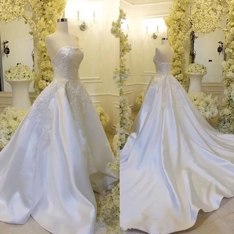 Vestidos de novia románticos y elegantes de una línea Vestido de novia sin espalda con apliques de encaje sin tirantes simples Vestido de novia con tren de barrido de satén elegante