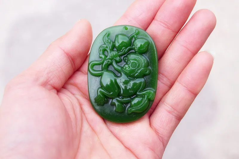 Free delivery - beautiful outer Mongolia emerald monkey eats flat peach amulet. Hand-carved oval necklace pendant.