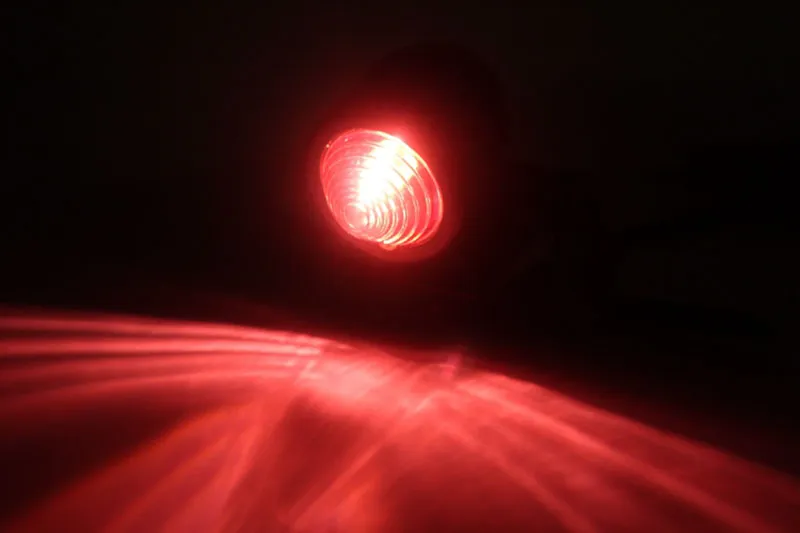 チョッパーボバーのカスタム12Vcafeレーサーのバイクターンの回転信号ブレーキライトのためのTKOSMのオートバイの赤いブレーキテールの後部電球の電球