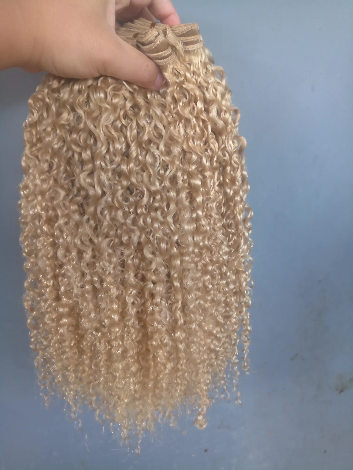 Brazylijski Ludzki Dziewiczy Remy Perwersyjne Kręcone Włosy Wątek Blond Kolor Nieprzetworzone Dziecko Miękkie Rozszerzenia 100 g/pakiet Produkt