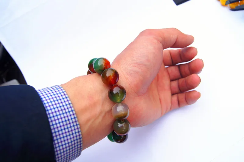 Contas de ágata artesanais naturais de sete cores 15,9 mm 13 contas. O elástico forma uma pulseira encantadora.