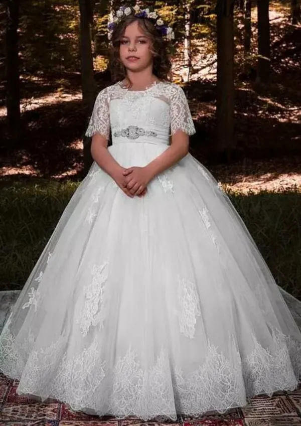 Prinses First Communion Jurken Sheer Jewel Hals Korte Mouwen Kant Applicaties Puffy Tulle Flower Girl Growns met kristallen en boog