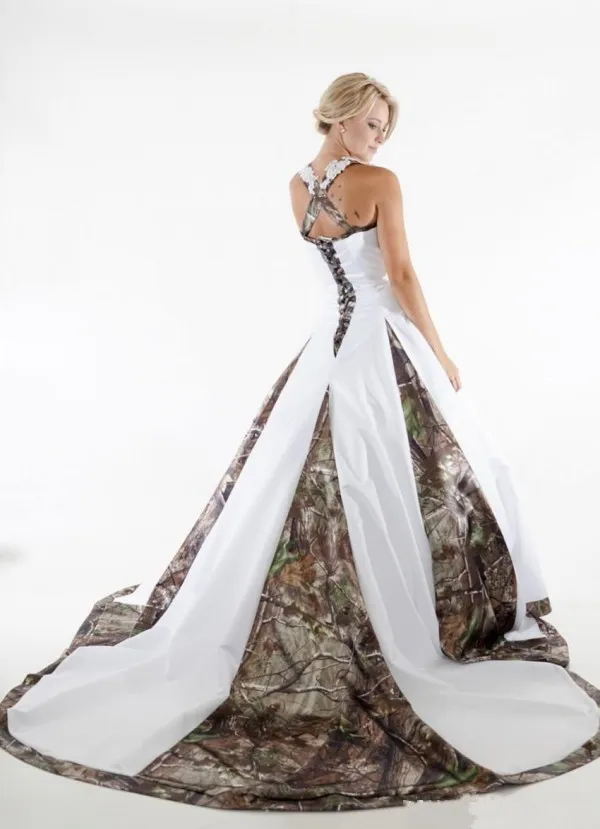 Automne 2018 Robes De Mariée Camo Une Ligne Halter Cou Chapelle Train À Lacets Dos Dentelle Appliqued Pays Camouflage Robes De Mariée