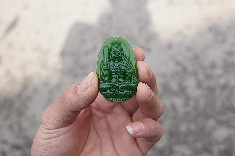 O belo jade exterior mongol não toca o bodhisattva (amuleto). Pingente de colar entalhado à mão.