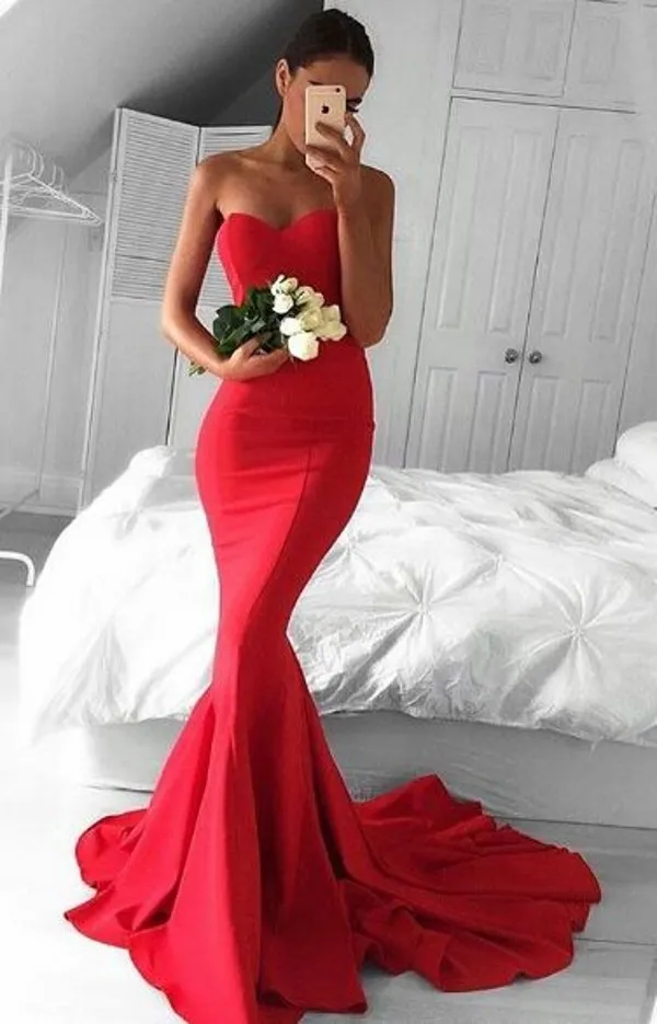 Nyanlända 2018 sjöjungfrun långa kvällsklänningar Formella klänningar Sweetheart Neckline Fishtail Court Train Red Prom Dress Robes de Soirée