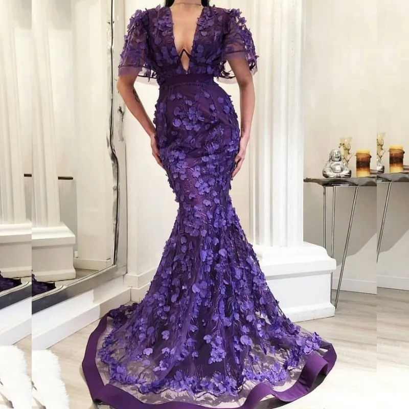 Glamouröses, tiefviolettes Ballkleid mit 3D-Blütenblättern, tiefem V-Ausschnitt und kurzen Ärmeln, Meerjungfrau-Abschlussballkleid, Saudi-Arabien. Wunderschönes Abendkleid