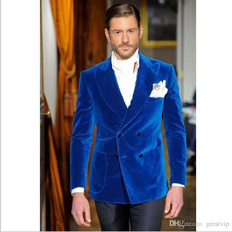 Nowy projekt Royal Blue Velvet Groom Tuxedos Peak Lalpel Dwurzędowe Mężczyźni Wesele Blazer Mężczyźni Dinner Prom Business Garnitur (Kurtka + Spodnie + Krawat) 136