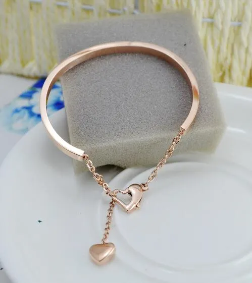 DHL Rose Gold Liebe Armband vergoldet Titan Stahl Armreif Marke Schmuck klassische Designer Karabinerverschluss Frauen Herz Charm Armband