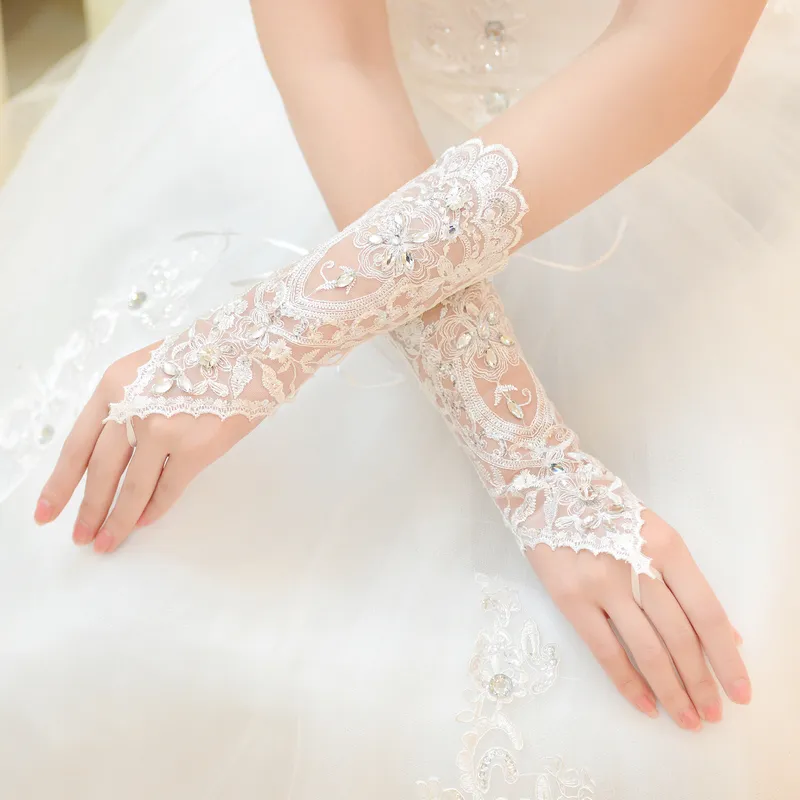 Guanti da sposa in pizzo delicati 2018 Paillettes e perline Guanti da sposa bianchi di alta qualità senza dita