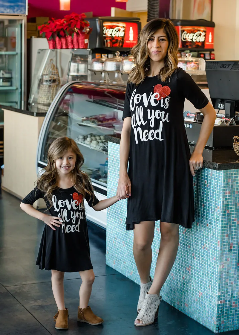 Family Matching Dress Outfits Mother And Daughter Matching Clothes Summer Short Sleeve Heart Shape Letter Dress Mom Baby Casual Dresses