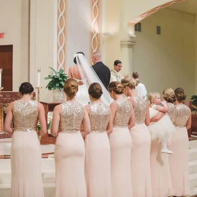 Seksi Pembe Altın payetli Onur Wedding Guest Elbise Of 2020 Pırıltılı Bling Gelinlik Modelleri V Yaka Sashes Kat Süre şifon Artı boyutu Hizmetçi
