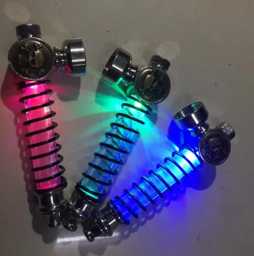 Pipa da fumo a forma di teschio a LED colorato popolare Pipa da tabacco in metallo lampeggiante a LED con portasigarette a forma di torcia Tubi di fumo alle erbe