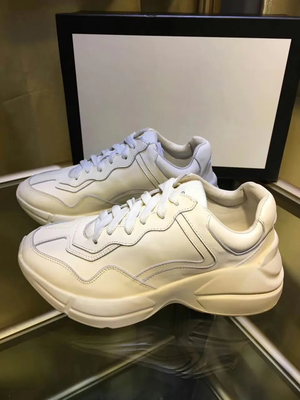 2018 new style casual shoes, sneakers at the lowest price, one batch full package beige. Black Size 35-39