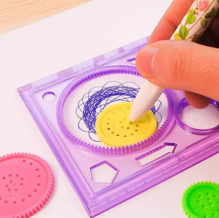 Os mais recentes colorida multifunções enigma gráfico régua plástica Drawing Board Spirograph Desenho Régua Painting Supplies aprendizagem brinquedos