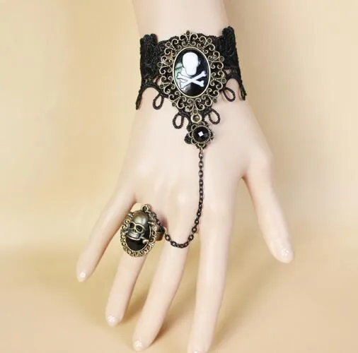 Hot New Vintage Gothic Black Lace Piratkopiera Skull Hand Ornamenter med Ring Integrated Chain Fashion Classic Elegant