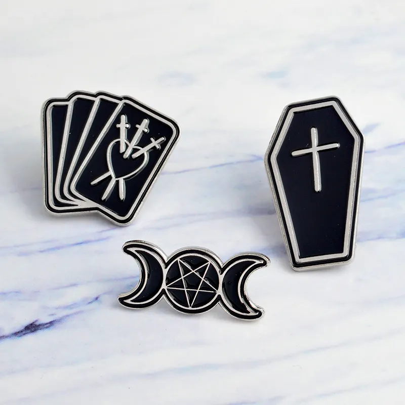 Miss Zoe Coffin Moon Star Poker Black Goth Gothic Pins Broches Denim Jas Pin Gesp Shirt Badge Fashion Cadeau voor Vriend