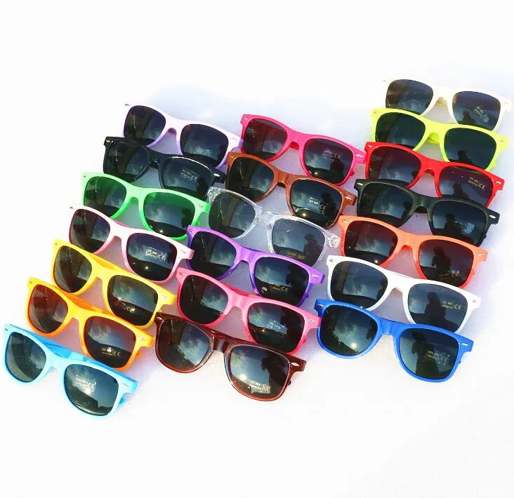 Vendre 20pcs Vente en gros de lunettes de soleil en plastique classiques Rétro Vintage Vintage Verres Sun Sun pour Femmes Hommes Adultes Enfants Enfants Enfants Multi couleurs