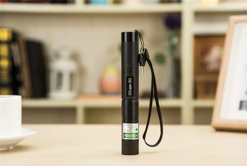 Vert Laser 303 5 mW Stylo Pointeur Laser Pointeur Stylo lumière laser  Puissant avec 4000 mAH 18650 Batterie + Chargeur de