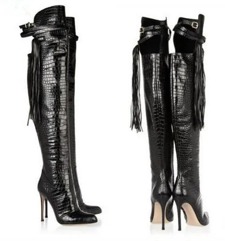 Bottes Femmes, коллекция 2018 г., модная женская обувь, ботильоны на высоком каблуке-шпильке с бахромой, черные кожаные сапоги до колена с острым носком и ремешком с пряжкой