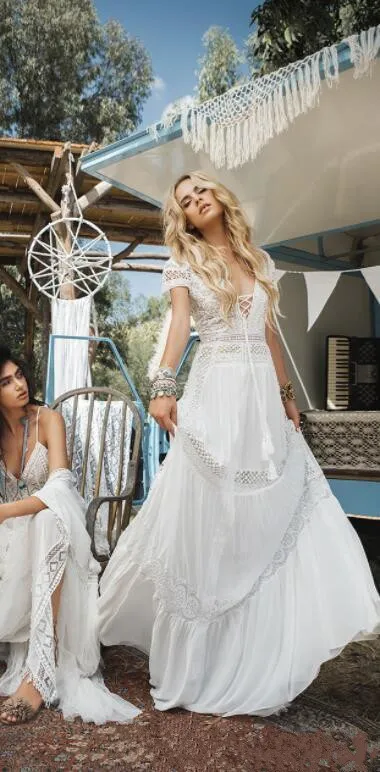 Praia Boêmio Vintage 2018 Vestidos de Casamento V Profundo Neck Lace Appliqued Mangas Curtas Vestidos De Noiva Chiffon Trem Da Varredura Vestido De Noiva Boho