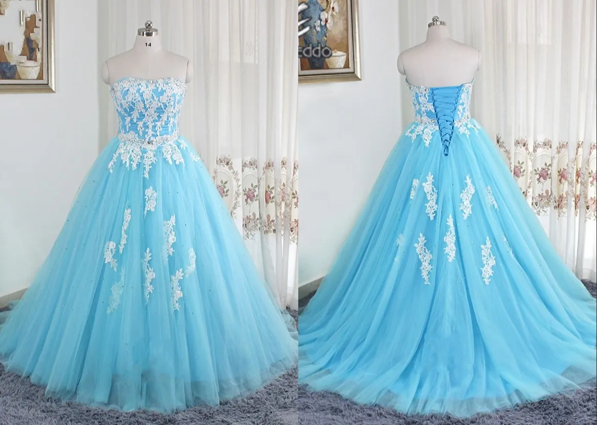 Blå med vit spets quinceanera klänningar strapless crystal band tulle spets upp tillbaka moderna prom kväll formella klänning klänningar billigt