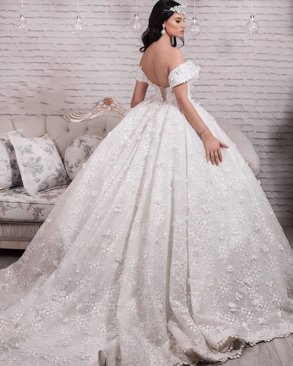 Handgjorda blommiga applikationer Bröllopsklänning Sexiga Lågt Axel Lace Ball Gown Bröllopsklänningar Glamorös Saudiarabisk Princess Vestido de Novia