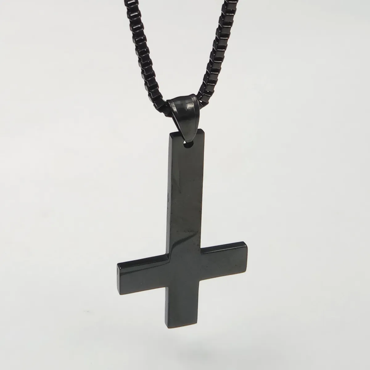 Livraison gratuite bijoux ton noir croix de saint pierre à l'envers croix pendentif en acier inoxydable catholique collier boîte chaîne 18-32''