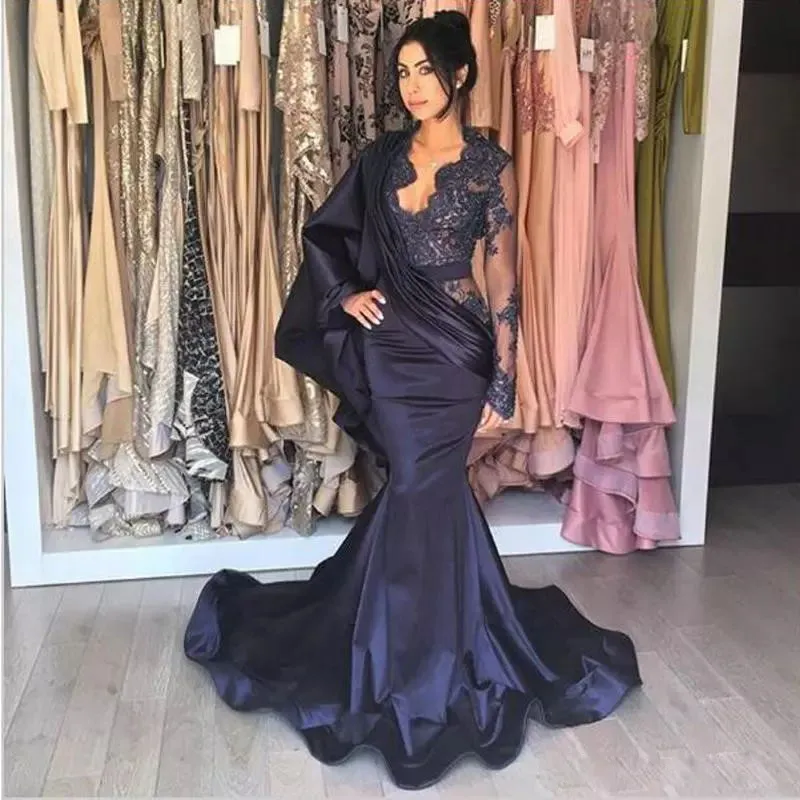 Moda Dubai Arabia Prom Dress Sexy Boczna Illusion Lace Aplikacja V-Neck Z Długim Rękawem Ruffles Satin Party Suknia Custom Made Formal Evening Dres