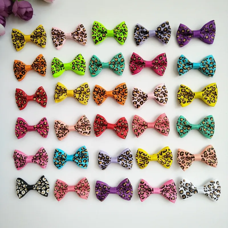 100 unids / lote 1.4 "Mezcla de color estampado de leopardo Arco Pet Dog Hair Clips Pequeño Bowknot Grooming Topknot Hair Bows Puppy Cat Accesorios para el cabello