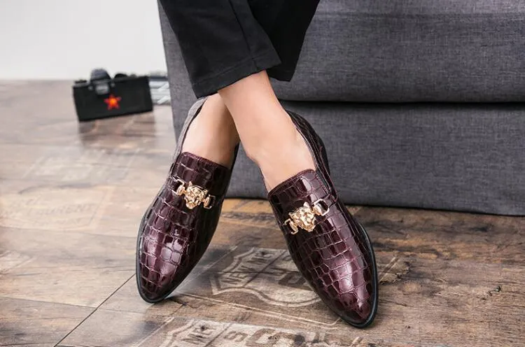 2021 New style Luxury Italian fashion mens dress shoes leather wedding shoes Business Office Flats Casual Party Driving Shoes M670