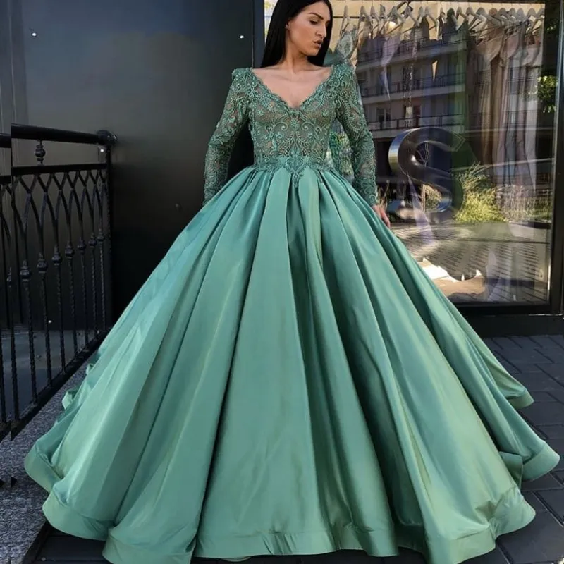 Mode Långärmad Prom Klänningar Lace Appliques Deep V-Neck Satin Ball Gown Evening Klänningar Sexig Saudiarisk Dubai 2018 Prom Dress Vestido de Novi