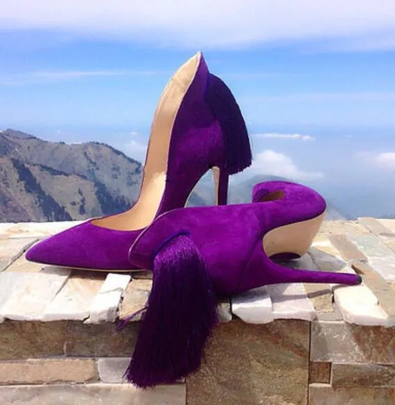 紫色のフェイクスエードフリンジハイヒールの女性の靴尖ったつま先ブライダルウェディングシューズキムカーダシアンスタイルの女性のポンプ