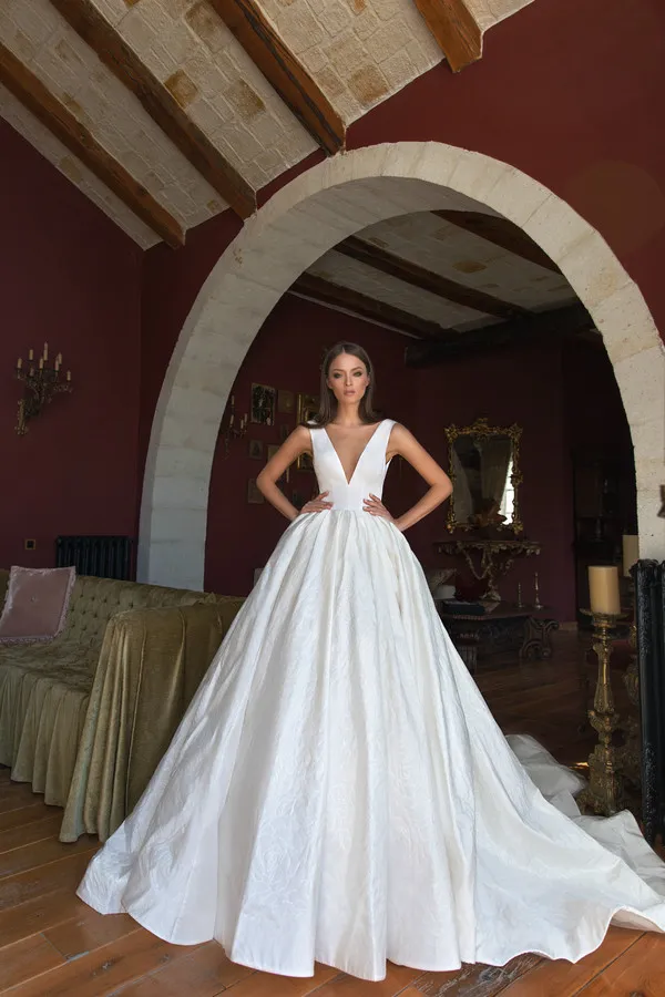 2018 Eva Lendel Bohemian Bröllopsklänningar Deep V Neck Backless Ärmlös Sweep Train Country Bridal Dress Bow Enkel Plus Size Bröllopsklänning