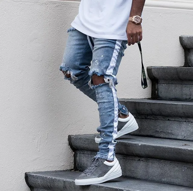 New Mens Hip Hop Ripped Jeans 2018 Trou détruit Skinny Biker Jeans Blanc Stripe Stitching Zipper Decorated Black Light Blue Denim Pantalon