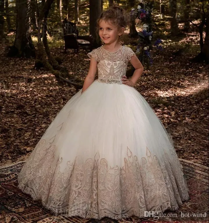 Lovely Jewel Neck Cap Sleeves Little Flower Girl Dresses Lace Appliques Knappar Back Ball Gown Organza Girls Pageant Wear för tonåringar