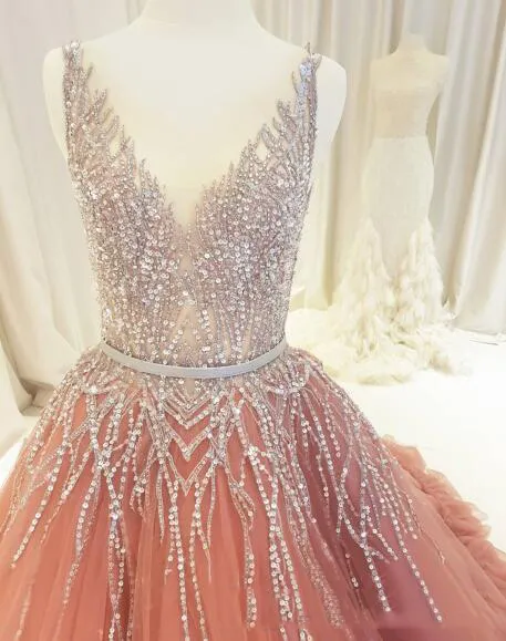 Abiti da ballo con perline importanti Abiti da sera lunghi con scollo a V profondo e tulle Celebrity Quinceanera Dress Sweep Train Abito da sera di lusso