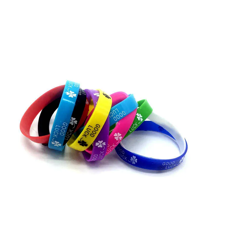 Braccialetto in silicone gelatina 100 pezzi Stampa Buona fortuna quadrifoglio Elastico largo Braccialetti in gomma gioielli da donna da uomo Accessori moda polsino