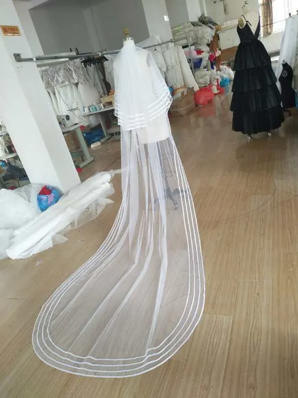 أزياء جديدة أبيض العاج طويل طبقتين مع مشط الزفاف الحجاب الزفاف اكسسوارات شحن مجاني مطرز حافة الكريستال الأزياء LKH5209